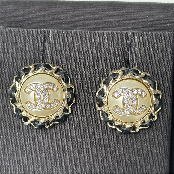 2021K CHANEL GOLD CC LOGO ROUND PEARL AND BLACK LEATHER INTERWOVEN STUD EARRINGS - Picture 13 of 15